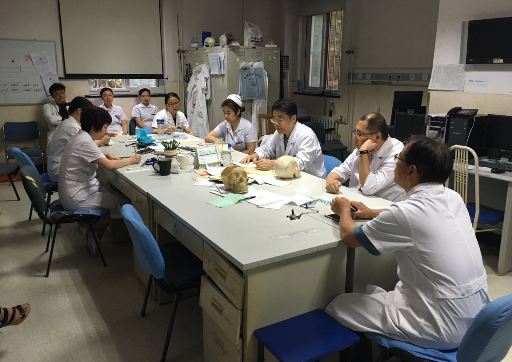 两学一做 临床二支部进行《两学一做》学习研讨.jpg