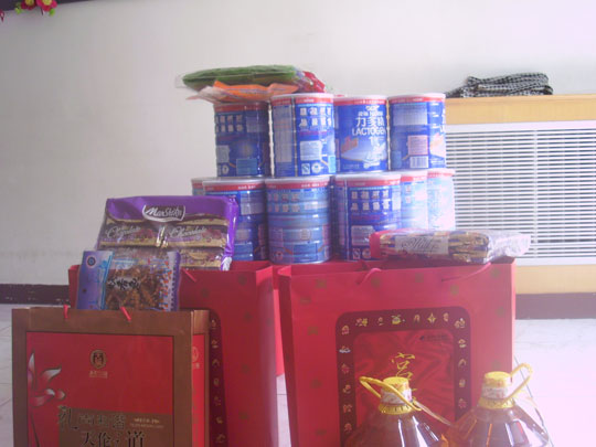 一桶奶粉 一份爱心2.jpg