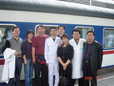 1581649234151.jpg 队员与送站人员.jpg