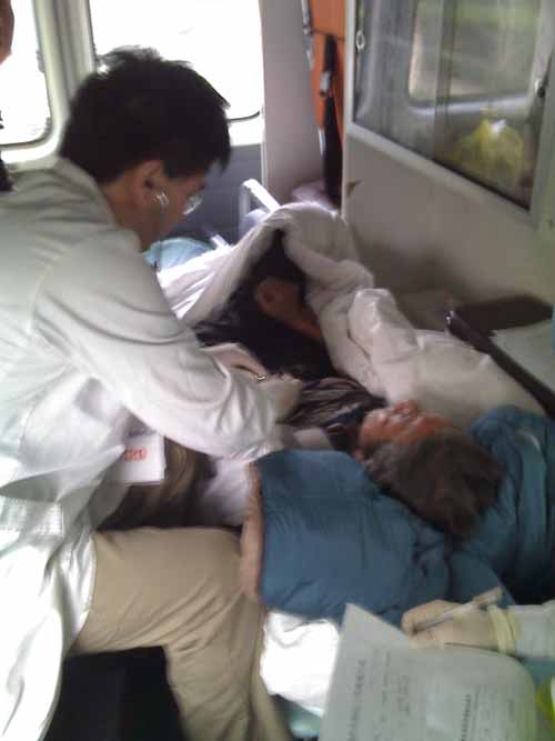 1581649280417.jpg 医生在救治病人.jpg