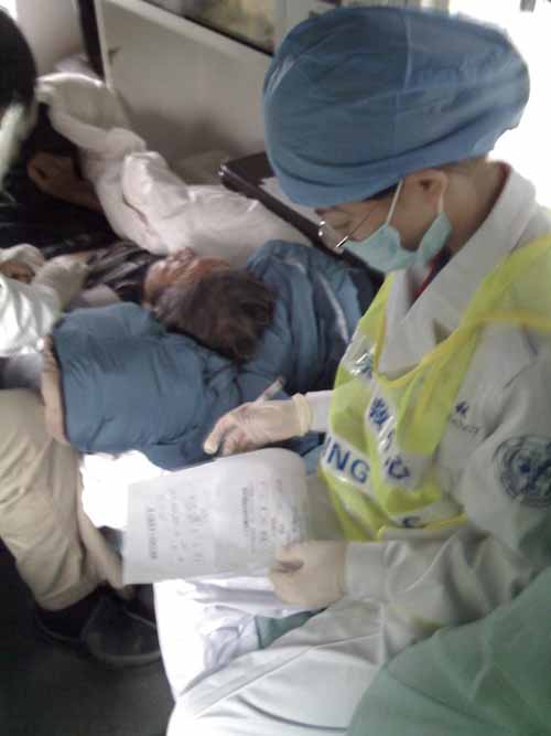 1581649311417.jpg 护士在照顾病人.jpg